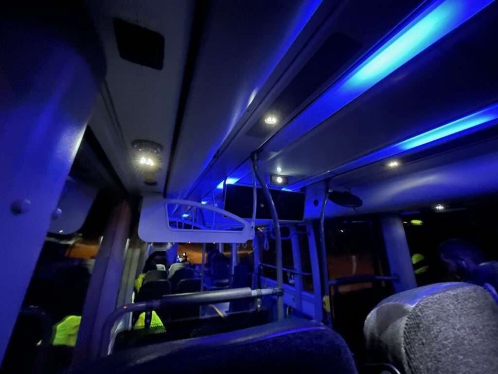 Blått ett ljus. Bussen med blå mysbelysning.