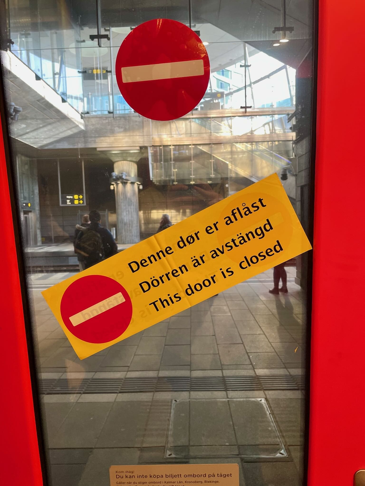 Trasig dörr på Öresundståg.
