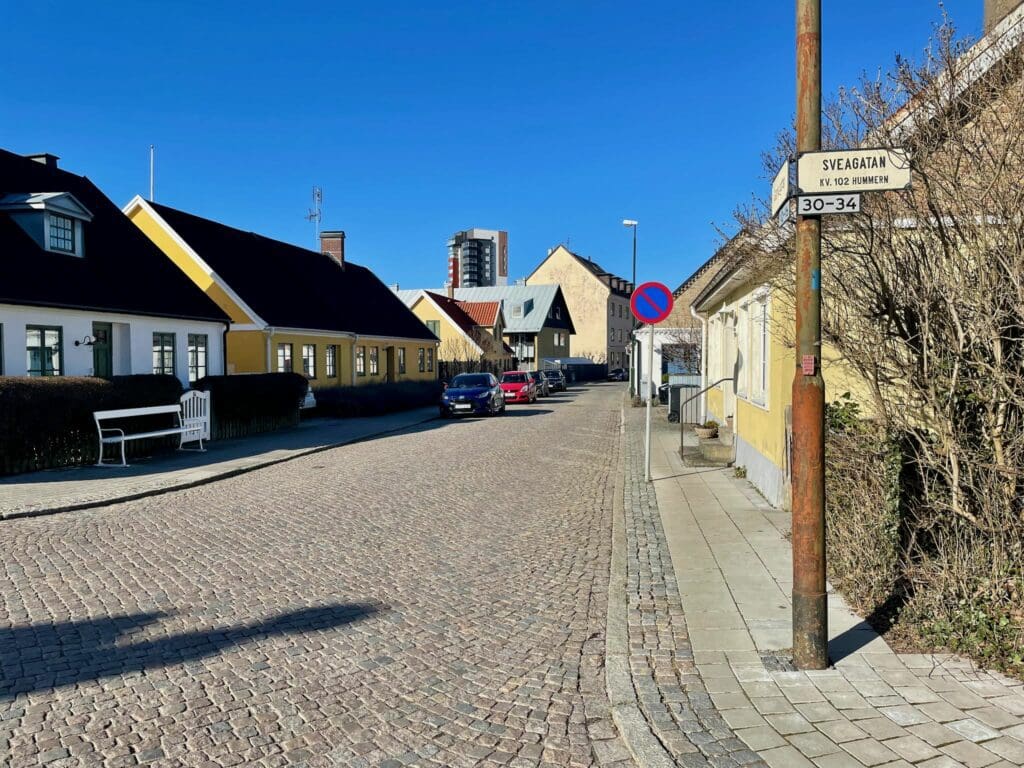 Söndag i Limhamn. Korsningen Gamla gatan Sveagatan.