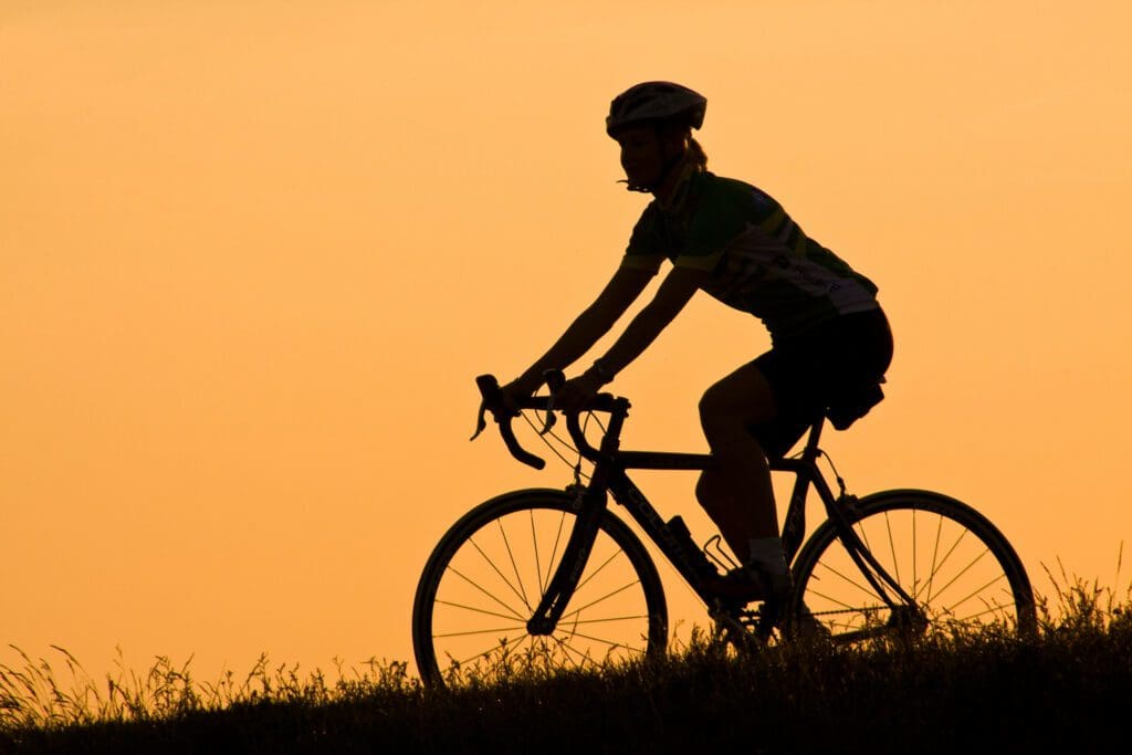 Cykling i solnedgång.